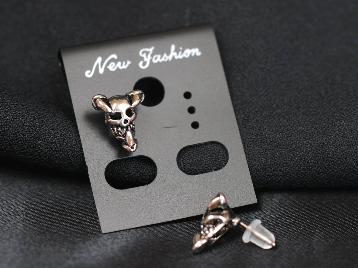 ■ユニセックスメタルピアス 【サイズ】 20G(0.8mm) 全長高さ約12mm*幅10mm*厚み5.5mm TOPサイズ全長高さ約12mm*幅10mm*厚み5.5mm 【素材】 合金属製 【個数】 